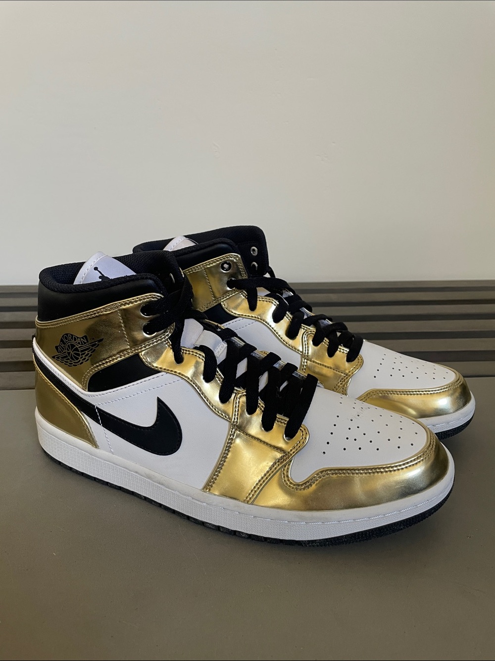 Nike Air Jordan 1 Mid White Black Gold